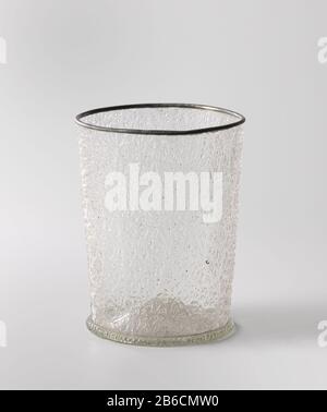 Tasse de glace Beker van ijsglas, met ingestoken bodem. Verre Geribde picot van helder. Bekervormig lichaam. Langs de bovenrand een zilveren montuur. Fabricant : glasblazer: AnoniemPlaats fabrication: Nederlanden Dating: CA. 1550 - ca. 1650 kenmerken physique: Helder, grijs getint glas, zilver matériau: Glas montuur: Zilver Techniek: Fçon de Venise / glasblazen / ijsglas Dimensions: H 14,3 cm. × d 11,3 cm. Banque D'Images