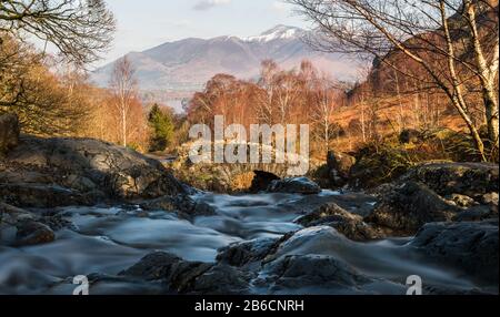 L'eau en mouvement s'écoule rapidement sur les roches et les rochers de Barrow Beck lorsqu'elle s'écoule dans l'eau Derwent. Banque D'Images