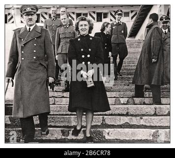 Deuxième Guerre mondiale 1940 Adolf Hitler en uniforme avec Eva Braun dans une photo informelle avec le personnel militaire derrière la Berghof Berchtesgaden Allemagne nazie 1940 Banque D'Images