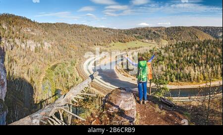 Une fille avec un sac à dos autonome en haut de la montagne d'automne Banque D'Images