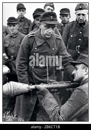 Volksturm » PANZERFAUST deuxième Guerre mondiale Berlin Allemagne nazie seconde Guerre mondiale seconde Guerre mondiale « Volksturm » German Home Guard le décret désespéré d'Hitler du 25 septembre 1944; Rédiger des hommes corsés entre 16 et 60 ans pour être formés en tant que membres de la (Home Guard) Nazi Volksturm sur le lanceur Panzerfaust Grenade pour défendre ou ralentir l'avance russe sur Berlin Allemagne Banque D'Images