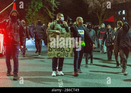 Londres, Royaume-Uni. 10 mars 2020. Protestation à l'extérieur de l'ambassade de Grèce, Kensington, à la suite de la crise croissante à la frontière de la Grèce avec la Turquie. L'État grec a accru le contrôle aux frontières au maximum et le Premier ministre Mitsotakis a modifié les lois sur l'asile. Penelope Barritt/Alay Live News Banque D'Images