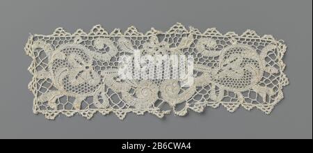 Siège côté bobine avec volutes Belegstuk van naturelkleurig kloskant, mogelijk Vlaamse guipure. Symmetrel patroon met voluten Banque D'Images