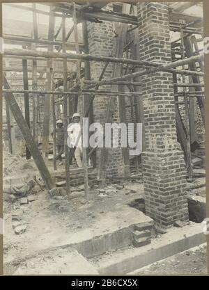 Bennink sur place Bennink sur le site de construction d'un bâtiment dans un bloc dans une rue, Où: Apparemment à Medan. Photos dans l'album photo des architectes et constructeurs néerlandais Bennink et Riphagen à Medan dans les années 1914-1919. Fabricant : Photographe: Fabrication anonyme de place Medan Dating: 1914 - 1919 Caractéristiques physiques: Gélatine argent imprimé matériel: Papier technique: Gélatine argent imprimé dimensions: Photo: H 147 mm × b mm Date 200: 1914 - 1919 Banque D'Images