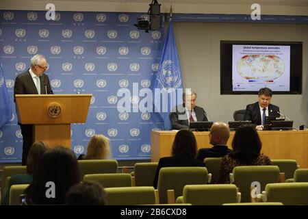 Nations Unies, siège de l'ONU à New York. 10 mars 2020. Le Secrétaire général de l'Organisation météorologique mondiale (OMM) Petteri Taalas (1ère R, arrière) et le Secrétaire général des Nations Unies Antonio Guterres (2ème R, arrière) assistent au lancement de la Déclaration de l'OMM sur l'état du climat mondial en 2019, au siège des Nations Unies à New York, le 10 mars 2020. La décennie 2010-2019 a été la plus chaude jamais enregistrée, et 2019 a été la deuxième année la plus chaude jamais enregistrée, selon un rapport de l'Organisation météorologique mondiale (OMM). Crédit: Xie E/Xinhua/Alay Live News Banque D'Images