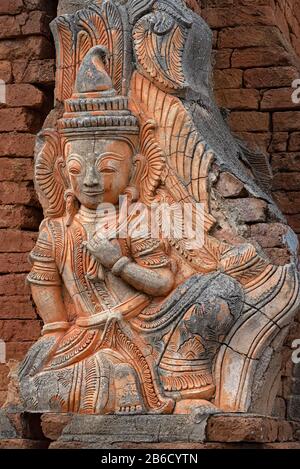 Statue de Deva à la pagode Shwe Indein, au Myanmar. La pagode Shwe Indein est un groupe de pagodes bouddhistes dans le village d'Indein, près de Ywama et du lac Inle Banque D'Images