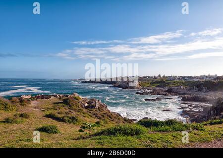 Les célèbres falaises de Hermanus, Afrique du Sud. Il est célèbre comme un endroit d'où observer les baleines pendant l'hiver et le printemps du sud Banque D'Images