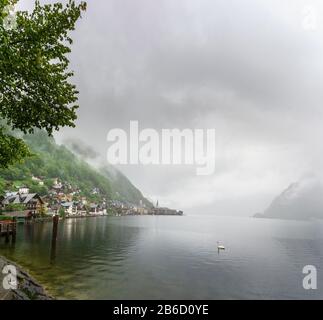 Vue sur Hallstatt au-dessus du lac Hallstadt Banque D'Images