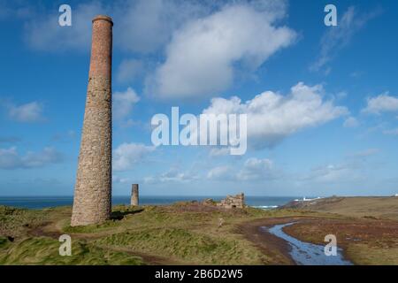 Photo de paysage de cheminées industrielles désutilisées de l'industrie minière sur la côte de Cornish Banque D'Images