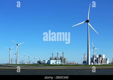 Centrale éolienne, charbonnière et gazière dans le parc Energypark Eemshaven Banque D'Images