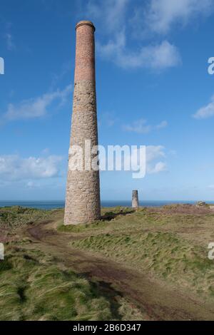 Photo de paysage de cheminées industrielles désutilisées de l'industrie minière sur la côte de Cornish Banque D'Images