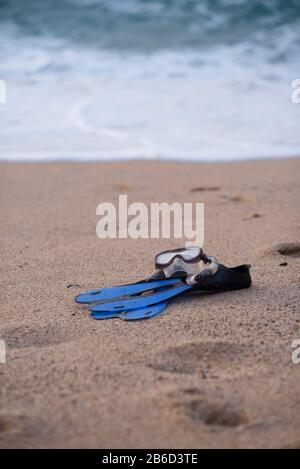 Équipement de plongée sur une plage rocheuse Banque D'Images