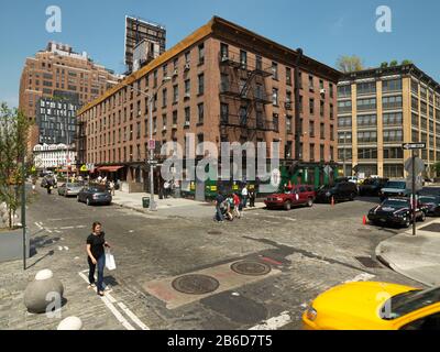 Intersection dans une ville, neuvième Avenue, 13ème Street, Manhattan, New York City, New York State, États-Unis Banque D'Images