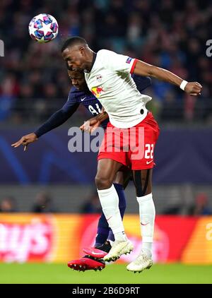 Ryan Sessegnon de Tottenham Hotspur (à gauche) et Nordi Mukiele de RB Leipzig affrontent le ballon pendant le match de 16 secondes de la Ligue des Champions de l'UEFA à la Red Bull Arena de Leipzig. Banque D'Images