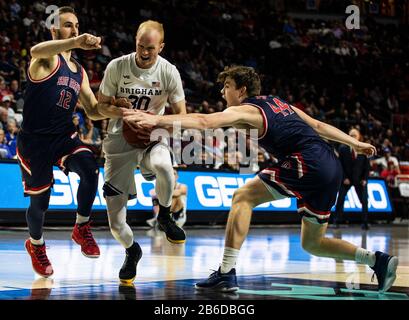 Mars 09 2020 Las Vegas, NV, U.S.A. Brigham Young Cougars Guard TJ Haws (30) conduit au hoop pendant la NCAA West Coast Conference tournoi de basket-ball masculin jeu de demi-finales entre Saint Marys Gales et les Brigham Young Cougars 50-51 perdu à Orleans Arena Las Vegas, NV. Thurman James/CSM Banque D'Images