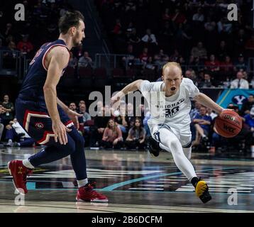 Mars 09 2020 Las Vegas, NV, U.S.A. Brigham Young Cougars Guard TJ Haws (30) conduit au panier pendant la NCAA West Coast Conference tournoi de basket-ball masculin jeu de demi-finales entre Saint Marys Gales et les Brigham Young Cougars 50-51 perdu à Orleans Arena Las Vegas, NV. Thurman James/CSM Banque D'Images