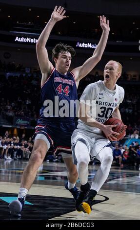 Mars 09 2020 Las Vegas, NV, U.S.A. Brigham Young Cougars Guard TJ Haws (30) conduit au panier pendant la NCAA West Coast Conference tournoi de basket-ball masculin jeu de demi-finales entre Saint Marys Gales et les Brigham Young Cougars 50-51 perdu à Orleans Arena Las Vegas, NV. Thurman James/CSM Banque D'Images