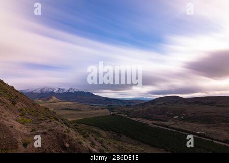 Vue sur le paysage de la Patagonie avec des montagnes enneigées et un ciel bleu à Esquel, Patagonie, Argentine Banque D'Images