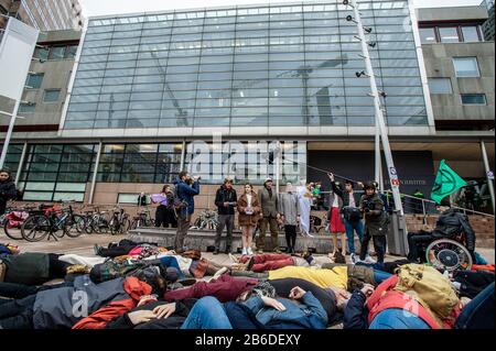 Palais Van Justitie, Rechtbank, La Haye. Pays-Bas. Mardi 10 mars 2020. Le vendredi 31 janvier 2020 - la rébellion de l'extinction et le Code Red ont organisé une manifestation pacifique à l'extérieur du siège de Shell à la Haye; tous les participants ont été arrêtés. Dans le groupe était (26) ans, Mme Sandra van der Nat, qui avait versé une substance biodégradable ressemblant à de l'huile de brut au-dessus des escaliers de l'entrée principale de Shell (pour laquelle les manifestants avaient déjà assemblé et avait une fête de nettoyage à disposition). Mme Banque D'Images