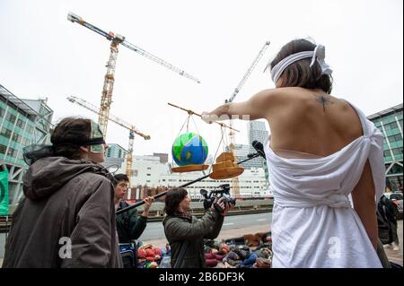 Palais Van Justitie, Rechtbank, La Haye. Pays-Bas. Mardi 10 mars 2020. Le vendredi 31 janvier 2020 - la rébellion de l'extinction et le Code Red ont organisé une manifestation pacifique à l'extérieur du siège de Shell à la Haye; tous les participants ont été arrêtés. Dans le groupe était (26) ans, Mme Sandra van der Nat, qui avait versé une substance biodégradable ressemblant à de l'huile de brut au-dessus des escaliers de l'entrée principale de Shell (pour laquelle les manifestants avaient déjà assemblé et avait une fête de nettoyage à disposition). Mme Banque D'Images