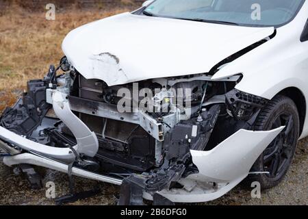 Avant endommagé d'une voiture causée par un accident Banque D'Images