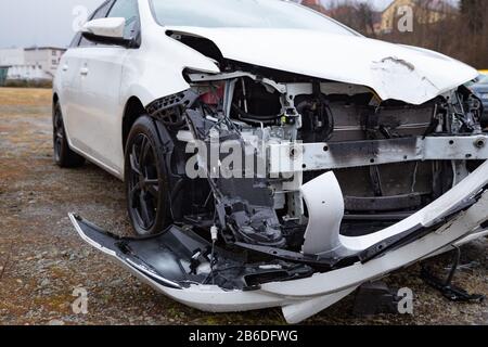 Avant endommagé d'une voiture causée par un accident Banque D'Images