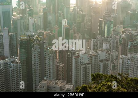 Hong Kong, Hong Kong - 6 novembre 2019 : paysage urbain de Hong Kong, vue depuis les montagnes Banque D'Images