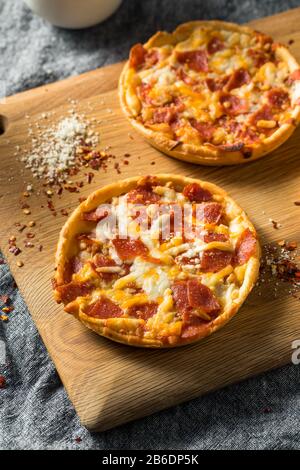 Fast Food Pizzas Individuelles Congelées Prêtes À Manger Banque D'Images