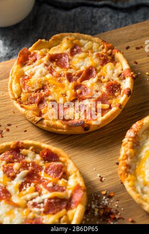 Fast Food Pizzas Individuelles Congelées Prêtes À Manger Banque D'Images