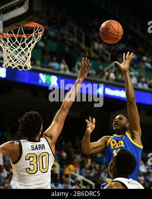 Greensboro, Caroline du Nord, États-Unis. 10 mars 2020. Pittsburgh Panthers forward Abdoul Karim Coulibaly (12) pousses pendant le match du tournoi ACC entre les diacres du démon Wake Forest et les Panthers de Pittsburgh au Greensboro Coliseum le 10 mars 2020 à Greensboro, Caroline du Nord. Photo De William Howard/Csm/Alay Live News Banque D'Images