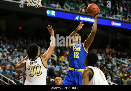 Greensboro, Caroline du Nord, États-Unis. 10 mars 2020. Pittsburgh Panthers forward Abdoul Karim Coulibaly (12) pousses pendant le match du tournoi ACC entre les diacres du démon Wake Forest et les Panthers de Pittsburgh au Greensboro Coliseum le 10 mars 2020 à Greensboro, Caroline du Nord. Photo De William Howard/Csm/Alay Live News Banque D'Images