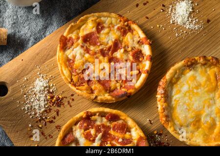 Fast Food Pizzas Individuelles Congelées Prêtes À Manger Banque D'Images