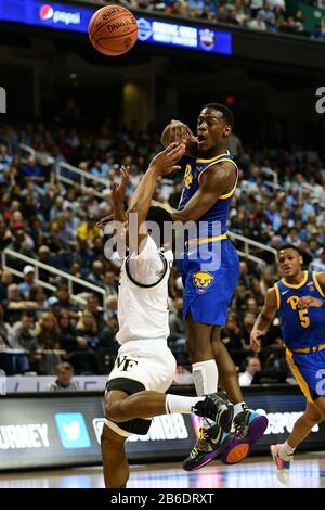 Greensboro, Caroline du Nord, États-Unis. 10 mars 2020. Le gardien de Pittsburgh Panthers Xavier Johnson (1) passe en dessous pendant le match du tournoi ACC entre les diacres du démon Wake Forest et les Panthers de Pittsburgh au Greensboro Coliseum le 10 mars 2020 à Greensboro, Caroline du Nord. Photo De William Howard/Csm/Alay Live News Banque D'Images