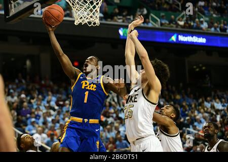 Greensboro, Caroline du Nord, États-Unis. 10 mars 2020. Le gardien de Pittsburgh Panthers Xavier Johnson (1) conduit au panier pendant le match du tournoi ACC entre les diacres du démon de Wake Forest et les Panthers de Pittsburgh au Greensboro Coliseum le 10 mars 2020 à Greensboro, Caroline du Nord. Photo De William Howard/Csm/Alay Live News Banque D'Images