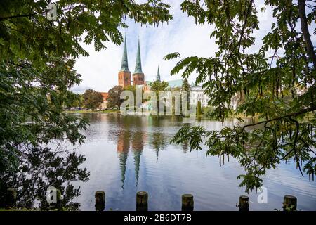 Lubeck, Allemagne, 10-06-2019 L'étang du moulin avec cathédrale avec tours penchées Banque D'Images