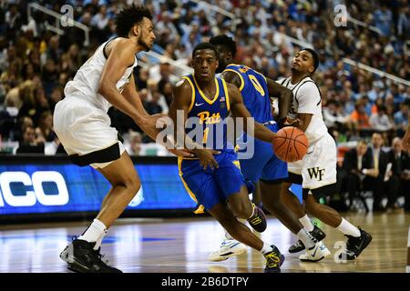 Greensboro, Caroline du Nord, États-Unis. 10 mars 2020. Le gardien de Pittsburgh Panthers Xavier Johnson (1) conduit la voie pendant le match du tournoi ACC entre les diacres du démon Wake Forest et les Panthers de Pittsburgh au Greensboro Coliseum le 10 mars 2020 à Greensboro, Caroline du Nord. Photo De William Howard/Csm/Alay Live News Banque D'Images