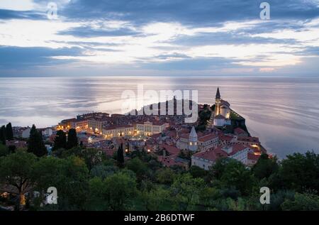 Vue panoramique sur la vieille ville de Piran au coucher du soleil, depuis les murs médiévaux de la vieille ville Banque D'Images