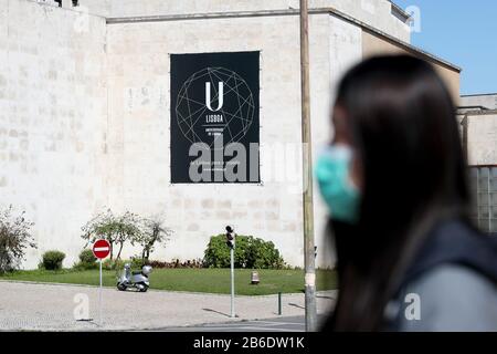 Lisbonne, Portugal. 10 mars 2020. Une femme portant un masque passe devant l'Université de Lisbonne à Lisbonne, au Portugal, le 10 mars 2020. Le Premier ministre portugais Antonio Costa a déclaré mardi que le peuple portugais doit être préparé pour le pire scénario COVID-19. Mardi matin, 41 cas confirmés de coronavirus avaient été signalés au Portugal. Crédit: Pedro Fiuza/Xinhua/Alay Live News Banque D'Images