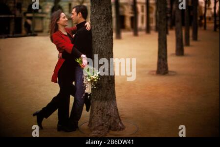 Un jeune couple à une date calme. Banque D'Images