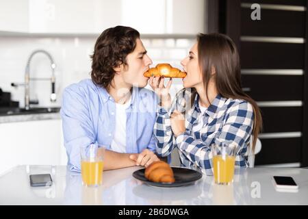 Heureux couple manger le petit déjeuner dans la cuisine Banque D'Images