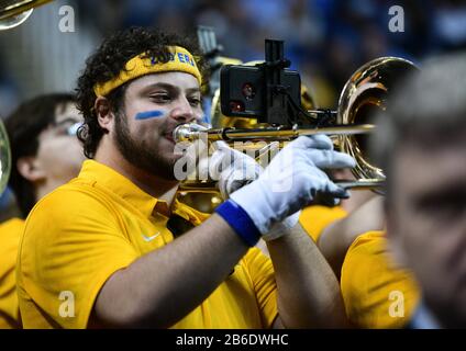 Greensboro, Caroline du Nord, États-Unis. 10 mars 2020. Le groupe Pittsburgh Panthers pep se produit lors du tournoi ACC entre les balises Wake Forest Daemon et les Pittsburgh Panthers au Greensboro Coliseum le 10 mars 2020 à Greensboro, Caroline du Nord. Photo De William Howard/Csm/Alay Live News Banque D'Images