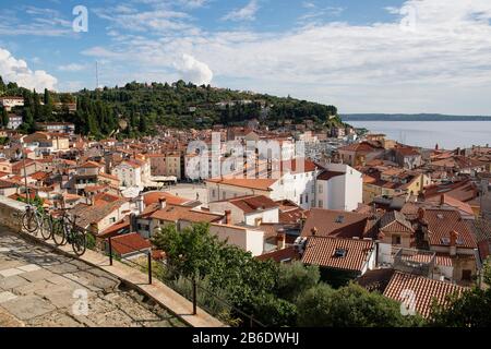 Vue panoramique sur la vieille ville de Piran depuis les murs médiévaux, par une journée ensoleillée et bleue Banque D'Images