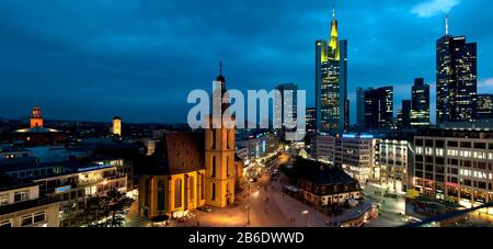 Bâtiments éclairés la nuit, église Sainte-Catherine, Hauptwache, Francfort, Hesse, Allemagne Banque D'Images