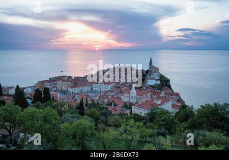 Vue panoramique sur la vieille ville de Piran au coucher du soleil, depuis les murs médiévaux de la vieille ville Banque D'Images