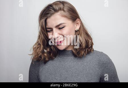 Portrait de beauté de studio de jeune femme joyeuse. Coiffure bouclés Banque D'Images