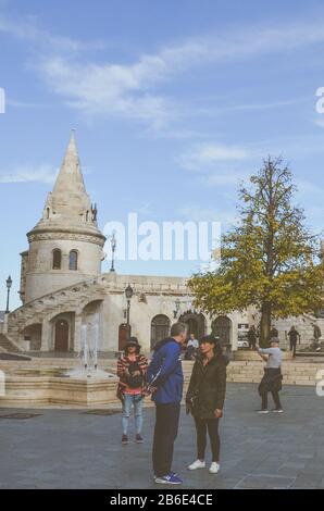 Budapest, Hongrie - 6 novembre 2019 : Bastion de Fishermans dans la capitale hongroise. L'un des monuments les plus connus de la ville, construit dans un style néo-roman. Les gens de la cour adjacente. Filtre. Banque D'Images