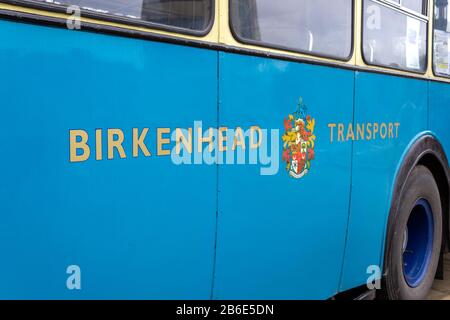 Logo Birkenhead Transport, bus Leyland Titan sur exposition au salon du patrimoine Wirral, Birkenhead Banque D'Images