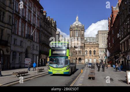 Bus du centre-ville en passant par l'hôtel de ville de Liverpool, Castle Street, Liverpool Banque D'Images