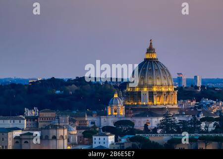 Gros plan du dôme de la basilique Saint-Pierre, à Rome, Italie. Banque D'Images