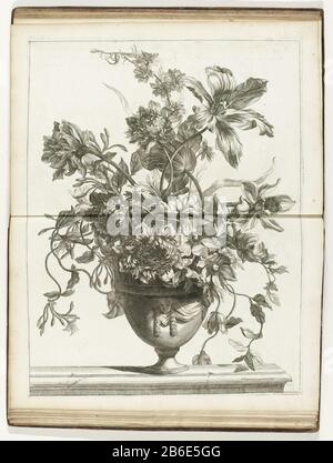 Bloemenvaas Plusieurs livres Vaze de faicts Après les fleurs naturelles (servietitel) vase de fleurs Où: En fleurs. Imprimer une partie d'un album. Fabricant : printmaker Jean Baptiste Monnoyernaar design: Jean Baptiste Monnoyeruitgever Jean Baptiste Monnoyer (propriété cotée) fournisseur de privilèges: Louis XIV (roi de France) (bâtiment classé) fabrication De Lieux: Paris Date : CA. 1680 - env. 1695 Caractéristiques physiques: Matériau de gravure: Technique du papier: Dimensions de gravure: Bord de la plaque: H 490 mm × W 371 mm Sujet: Fleurs dans un vase Banque D'Images